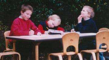 1 table et 6 chaises : le coin des jeux